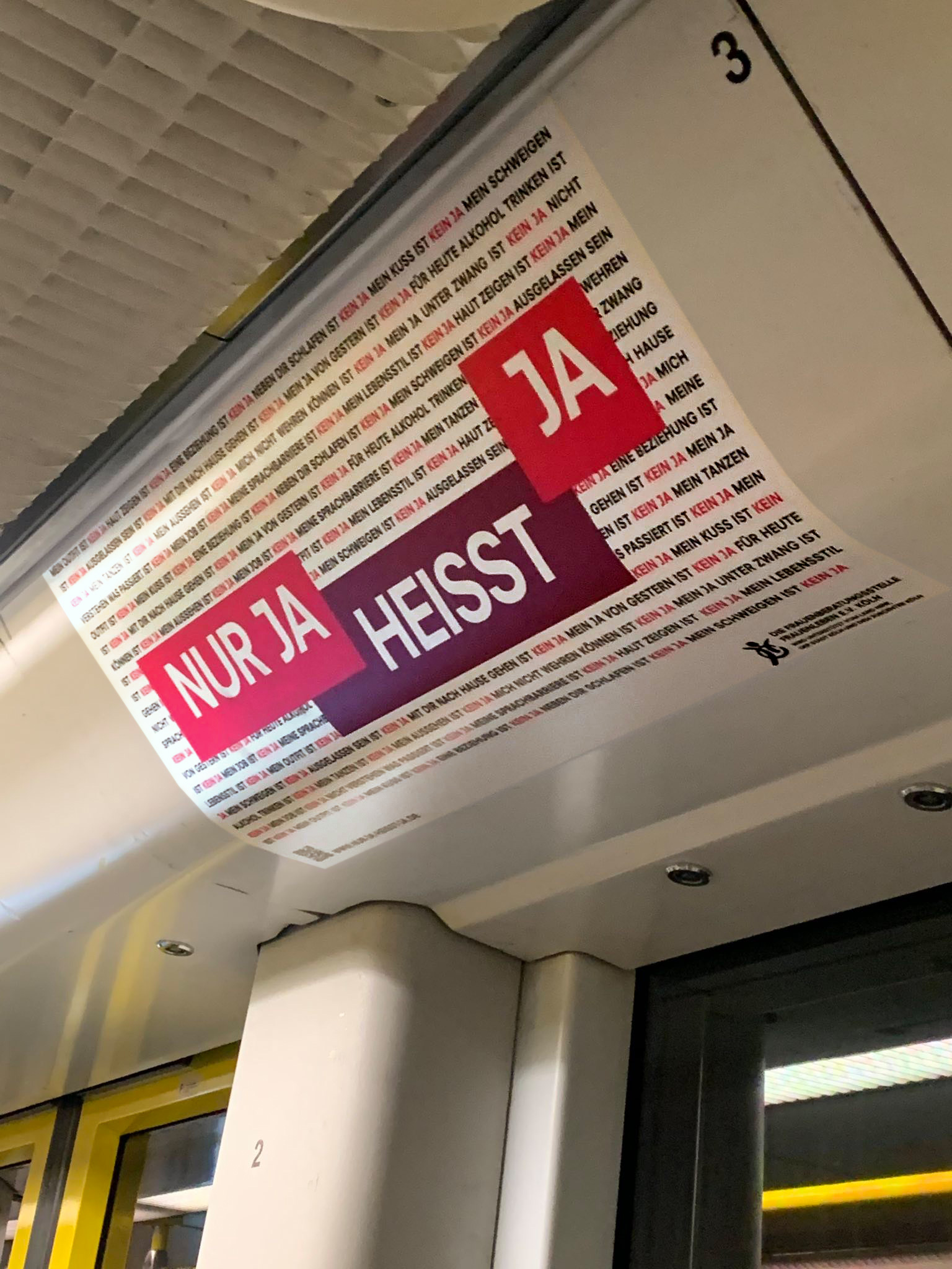 Öffentlichkeitsaktion der Consent-Kampagne in den öffentlichen Verkehrsmitteln 1