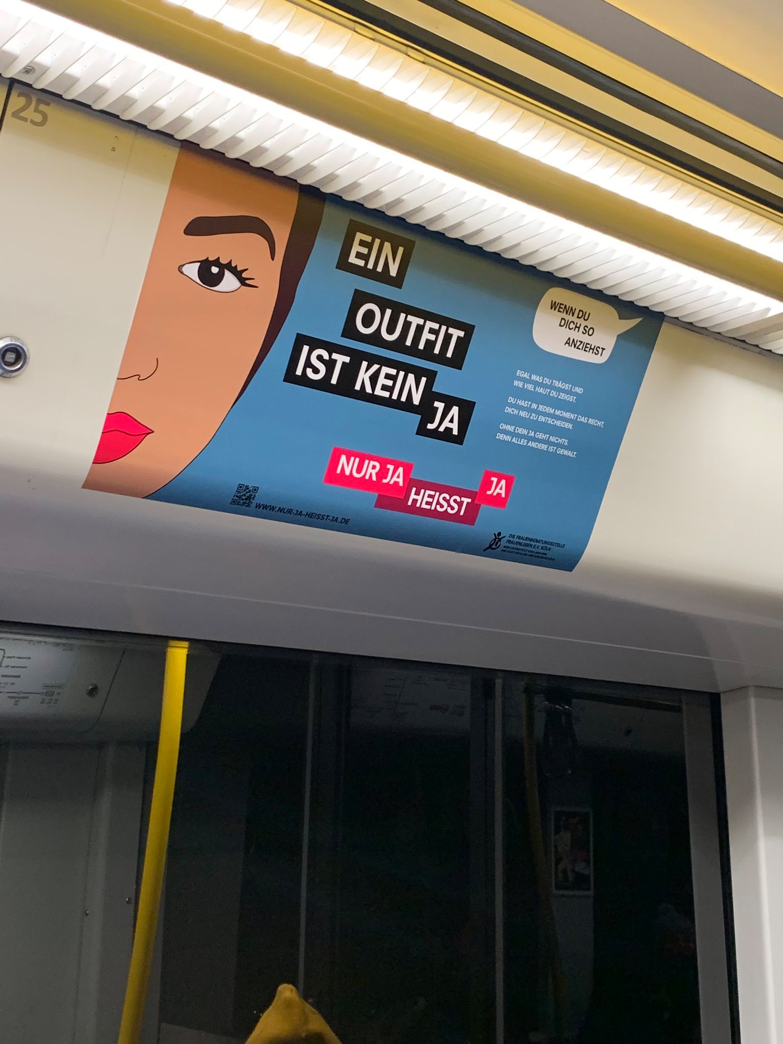 Öffentlichkeitsaktion der Consent-Kampagne in den öffentlichen Verkehrsmitteln 2